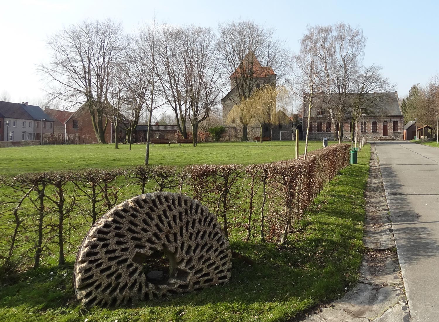 place parc Aubechies avec l'église et le gîte ajiste meule romaine